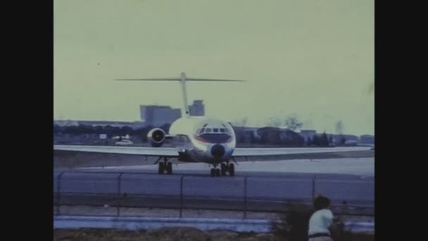 Madrid Spanje Circa 1975 Vliegtuig Luchthaven Verplaatsen Jaren — Stockvideo