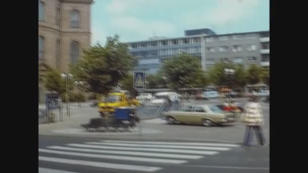 Frankfurt เยอรม พฤษภาคม 1975 วถนนแฟรงค ตในย คนและการจราจร — วีดีโอสต็อก