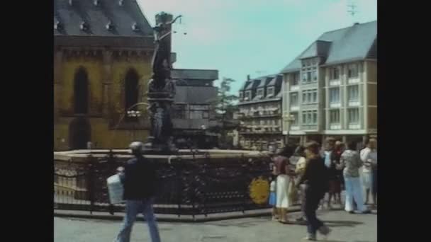 Франкфурт Германия 1975 Вид Франкфурта Улицу Людьми Трафиком — стоковое видео