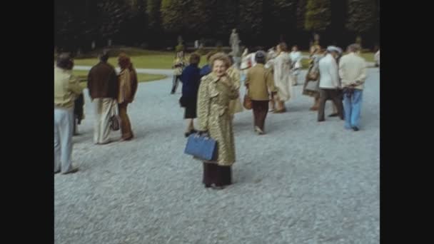 デンマークコペンハーゲン1975年6月 フレデリックスボー宮殿 70年代の観光客 — ストック動画