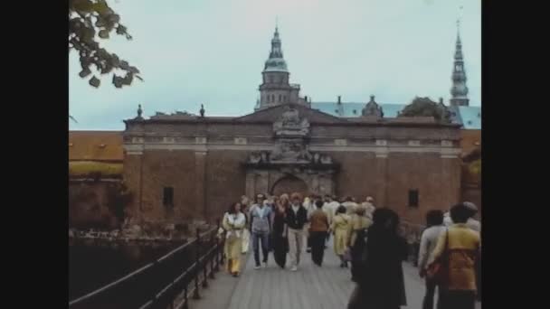 Copenhagen Danmark Juni 1975 Frederiksborgs Slott Med Turister Talet — Stockvideo