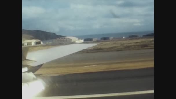 Las Palmas España Diciembre 1976 Aterrizaje Del Avión Desde Ventana — Vídeo de stock