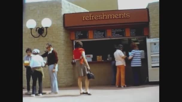 Los Angeles Usa Octobre 1972 Les Gens Dans Les Rafraîchissements — Video