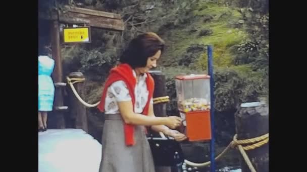 1972年 昭和47年 10月 70年代の自動販売機から飴を取る女 — ストック動画
