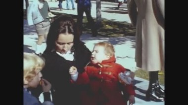 SAN FRANCISCO, ABD 1972: 70 'lerde annesiyle bahçede oynayan çocuk