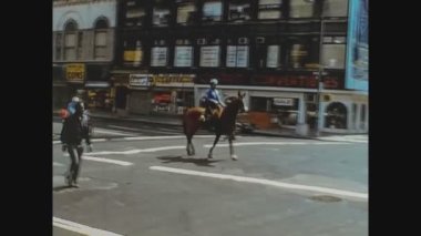 NEW YORK, ABD 05 Kasım 1975: New York caddelerinin görüntüsü 70 'lerin ortasında, antika görüntüler 4K olarak dijital hale getirildi