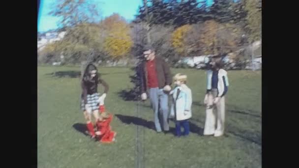 サンフランシスコ 米国1972年10月 70年代の庭で子供たちが遊ぶ — ストック動画