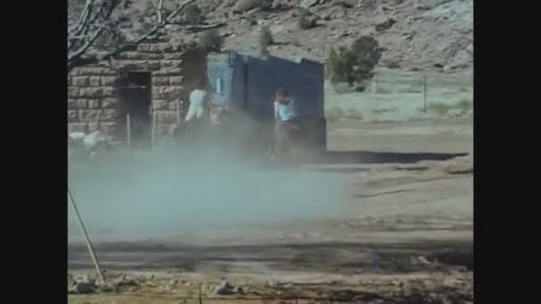 California 米国Circa 1975 70年代のモハーヴェ砂漠の馬車 — ストック動画