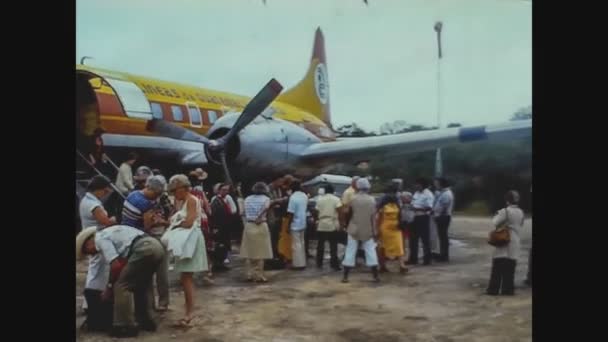 Tikal Guatemala Říjen 1978 Turisté Přiletí Starým Letadlem Letech — Stock video