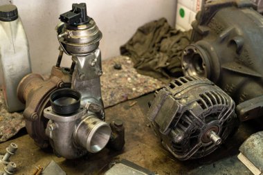 Atölyede türbin ve alternatör takmış.