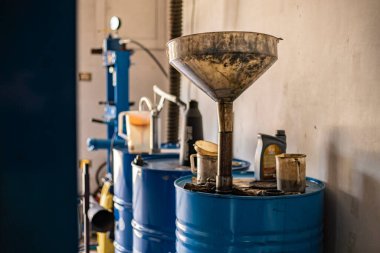 Bir atölyede kullanılmış motor yağı koleksiyonu, kullanılmış yağ fıçısı.