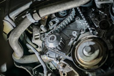 Motor zamanlama kemerinin ayrıntıları bir atölyede söküldü
