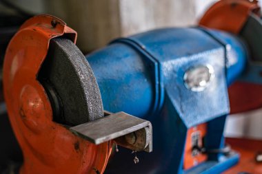 Bir atölyede mavi öğütme makinesi detayı