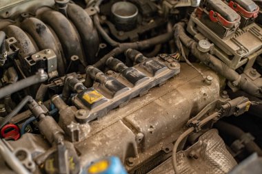 Bir atölyede metanla çalışan motorun ayrıntıları