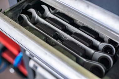 MİLAN, İTALYA 14 HAZİRAN 2021: Çekmecede anahtarın ayrıntıları