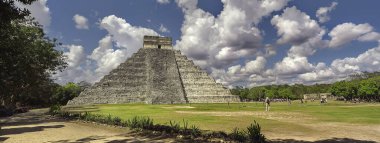 Meksika 'daki Chichen itza piramidinin bayrağı, kopyalama alanı ile pankart resmi