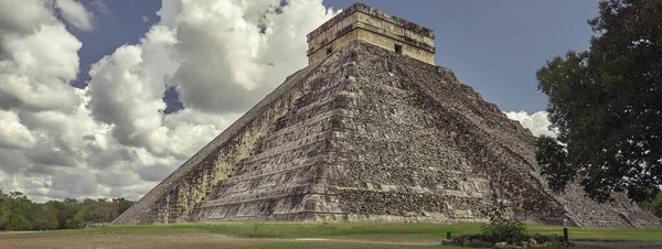 メキシコのチチェン イッツァ ピラミッドの旗 コピースペースのバナー画像 — ストック写真