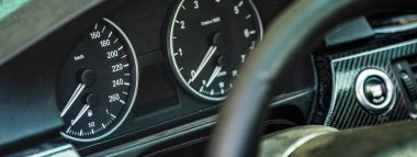 Otomobil kilometre sayacı detay pankartı, kopyalama alanı olan pankart resmi