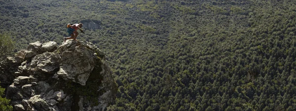 Boy Climb Top Mountain Imagem Banner Com Espaço Cópia — Fotografia de Stock