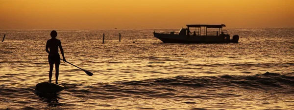 Surfer Bei Sonnenuntergang Bannerbild Mit Kopierraum — Stockfoto