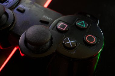 Seçici bir odak ile karanlık bir sahnede Joypad detayı oyun