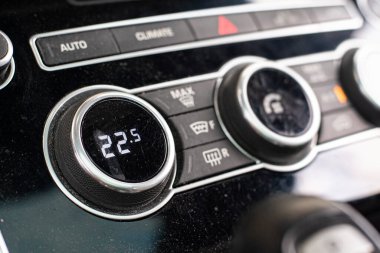 İklim kontrolü ve araba havalandırma düğmelerinin ayrıntıları