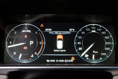 Sayısal Görünüm Kilometre modern araba detayı geceleyin