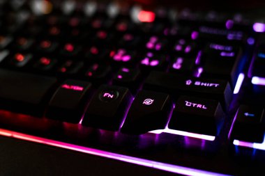 Gaming Backlit klavye detayı karanlıkta, makro çekim