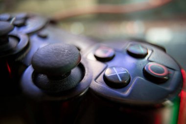 Seçici bir odak ile karanlık bir sahnede Joypad detayı oyun