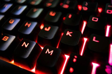 Gaming Backlit klavye detayı karanlıkta, makro çekim