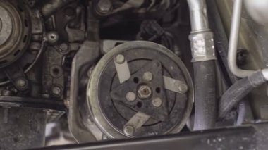 Motor parçalanmış detay mekanik atölyesinde bakım için hazır