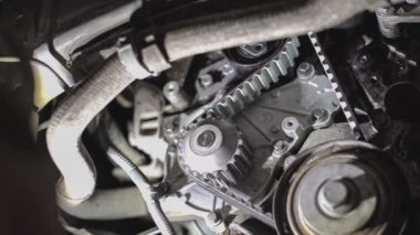 Motor zamanlama kemerinin ayrıntıları bir atölyede söküldü