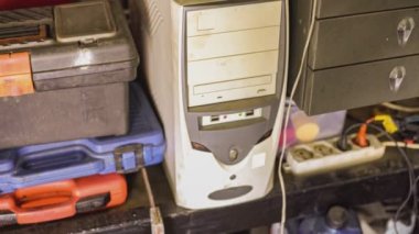 Masanın altındaki eski hurda bilgisayarın ayrıntıları