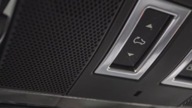 Arabanın çatı açma düğmesinin ayrıntıları