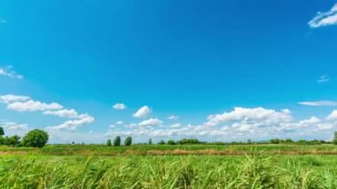 Mavi gökyüzü ve bulutlu kırsal bölgede zaman kaybı