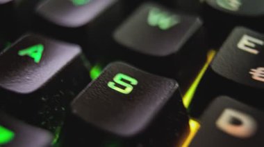 Gaming Backlit klavye detayı karanlıkta, makro çekim