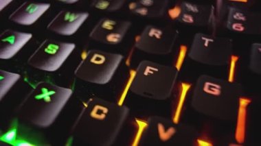 Gaming Backlit klavye detayı karanlıkta, makro çekim