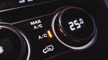 İklim kontrolü ve araba havalandırma düğmelerinin ayrıntıları