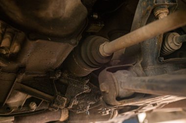 Bir atölyede araba mekanik bakımının ayrıntıları