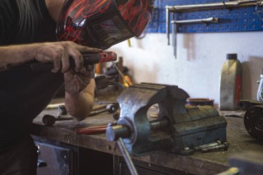 Bir atölyedeki metal kaynaklarının ayrıntıları