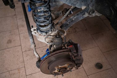 Arabanın fren ve süspansiyonu tamir için hazır.