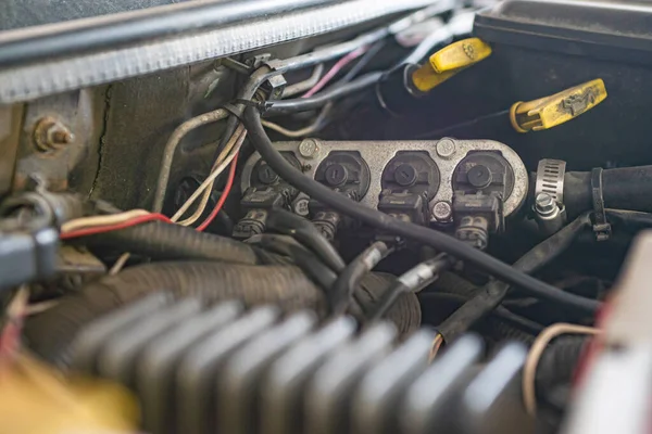 Bir Atölye Bankında Araba Motoru Metan Enjektörlerinin Ayrıntıları — Stok fotoğraf