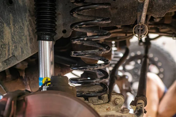 Off-road arabasının süspansiyonu tamir için hazır.