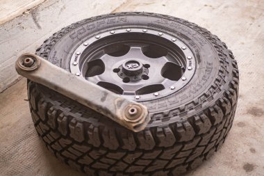 MİLAN, İTALYA 2 AĞUSTOS 2021: off road car için tekerlek