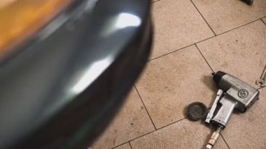 Atölye zemininde pnömatik tornavida