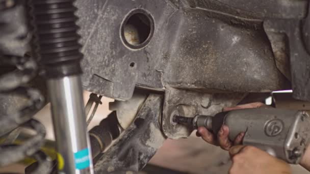 Detalhe Reparo Suspensão Carro Uma Oficina — Vídeo de Stock