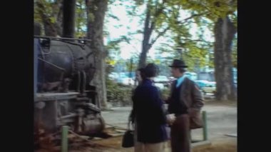 CASTELLON DE LA PLANA, İSPAN 1975: İnsanlar 70 'lerde eski tarihi treni ziyaret ettiler