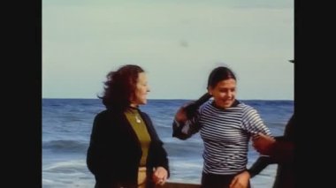 CASTELLON DE LA PLANA, İSPAN 1975: Kışın sahilde aile gezintileri