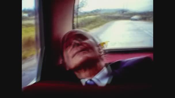 Gran Canaria Dezembro Espanha 1975 Homem Dorme Carro Enquanto Viaja — Vídeo de Stock