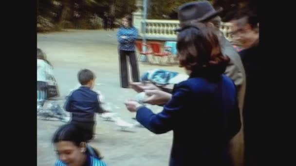 Castellon Plana España Octubre 1975 Gente Ciudad Con Palomas Los — Vídeo de stock